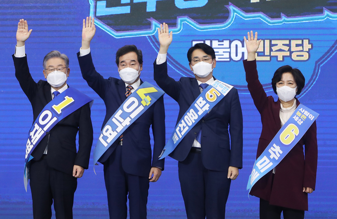 기념촬영하는 더불어민주당 대선 경선 후보들 (사진 = 연합뉴스 제공)