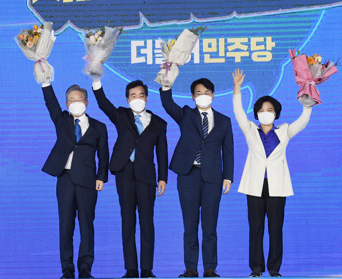 꽃다발 들고 기념촬영하는 이재명 후보 (사진 = 연합뉴스 제공)