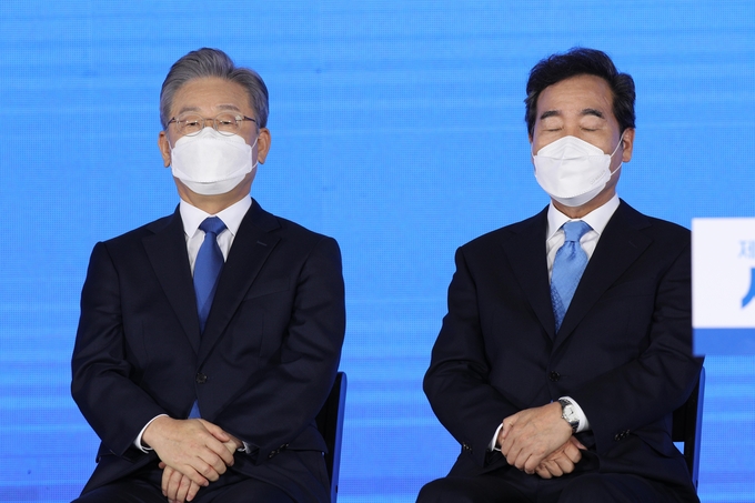경선 결과 발표 듣는 이재명과 이낙연 (사진 = 연합뉴스 제공)