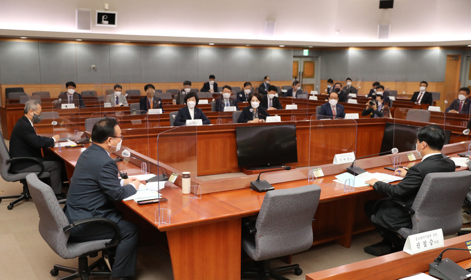 김부겸 국무총리가 13일 정부서울청사에서 열린 제1차 코로나19 일상회복지원위원회 회의를 주재하며 발언하고 있다. (사진=연합뉴스)