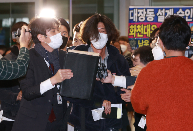 검찰 호송차로 향하는 남욱 변호사. (사진=연합뉴스)