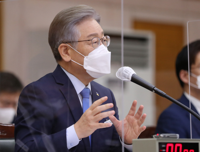 답변하는 이재명 경기지사 (사진 = 경기사진공동취재단)