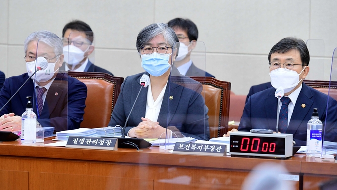  정은경 질병관리청장이 20일 서울 여의도 국회에서 열린 보건복지위원회의 보건복지부와 질병관리청·식품의약품안전청 등에 대한 종합국감에서 답변하고 있다. (사진=국회사진기자단)