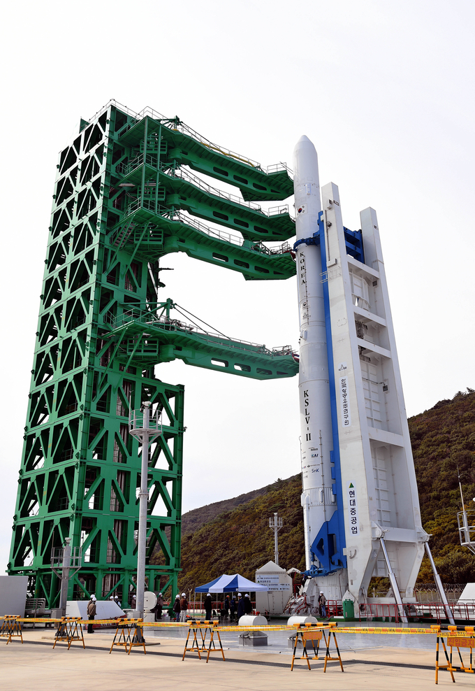 한국형 발사체 누리호(KSLV-II)가 20일 전남 고흥군 나로우주센터 제2발사대에 기립되고 있다. (사진=한국항공우주연구원 제공/연합뉴스)