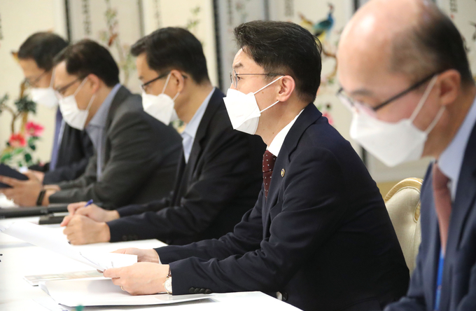 22일 정부서울청사에서 열린 정책점검회의에 참석한 이억원 기획재정부 1차관(사진 오른쪽에서 두번째)의 모습. (사진=연합뉴스)
