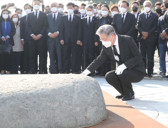 이재명, 묘역 옆에서 (사진 = 연합뉴스 제공)
