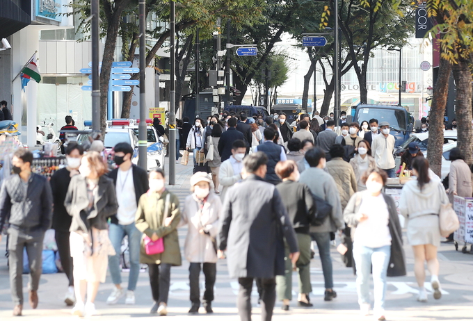 '단계적 일상회복(위드 코로나)' 전환 앞두고 붐비는 거리. (사진=연합뉴스)