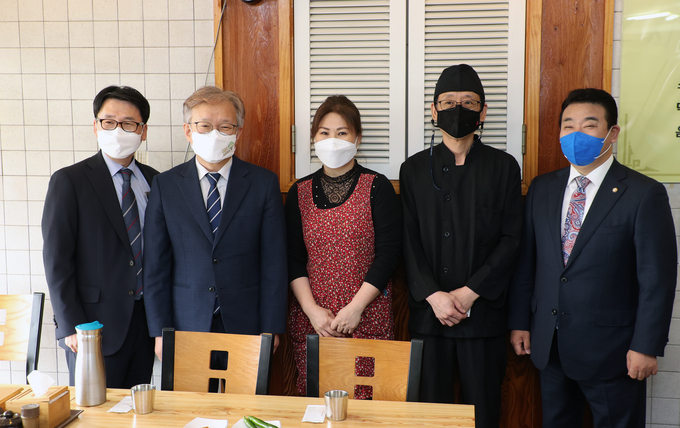 경기북부 백년가게 방문한 권칠승 장관 (사진=연합뉴스)