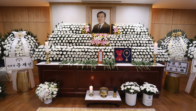 27일 서울대병원 장례식장에 노태우 전 대통령 빈소 왼쪽에는 문재인 대통령의 근조화환이 오른쪽에는 전두환 전 대통령의 근조화환이 놓여 있다. (사진=사진공동취재단/연합뉴스)