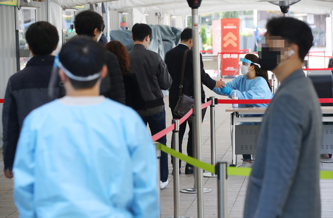 코로나19 신규확진, '일상회복' 앞두고 증가세 (사진 = 연합뉴스 제공)