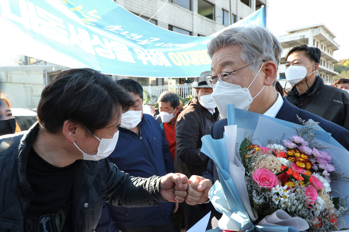 지지자들에게 꽃다발 받은 이재명 (사진 = 연합뉴스 제공)