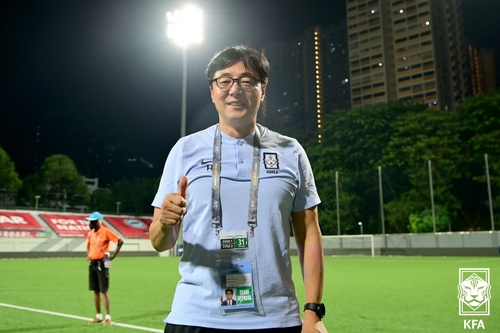 31일(현지시간) 싱가포르 잘란베사르 스타디움에서 열린 2022 아시아축구연맹(AFC) U-23 아시안컵 예선전 한국과 싱가포르의 경기에서 5-1로 승리를 거둔 한국 황선홍 감독이 기념촬영을 하고 있다. (사진=대한축구협회 제공)