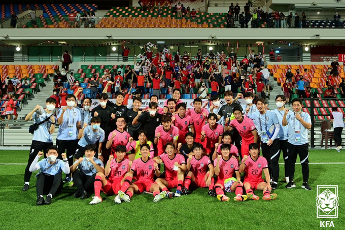지난달 31일(현지시간) 싱가포르 잘란베사르 스타디움에서 열린 2022 아시아축구연맹(AFC) U-23 아시안컵 예선전 한국과 싱가포르의 경기. 5-1로 승리를 거둔 한국 선수들이 기념촬영을 하고 있다. (사진=대한축구협회 제공)