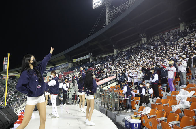  1일 오후 서울 송파구 잠실야구장에서 열린 프로야구 2021 신한은행 쏠(SOL) KBO 포스트시즌 와일드카드 결정전 키움 히어로즈와 두산 베어스의 경기에서 관중이 응원을 하고 있다. (사진=연합뉴스)