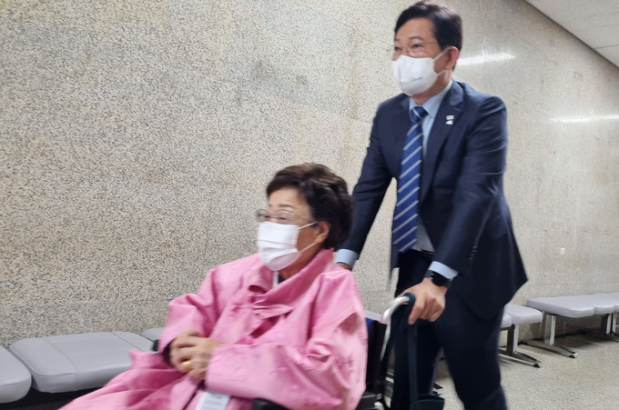 이용수 할머니 배웅하는 송영길 (사진 = 연합뉴스 제공)