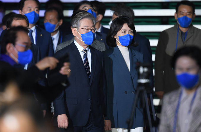 대선 선대위 출범식 참석하는 이재명 부부 (사진 = 연합뉴스 제공)