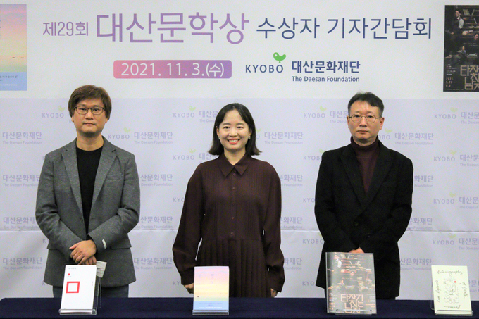 제29회 대산문학상 수상자로 최은영(소설), 김언(시), 차근호(희곡), 최돈미(번역) 씨가 3일 각각 선정됐다. 왼쪽부터 김언, 최은영, 차근호씨. 최돈미 씨는 해외에 머무는 관계로 이날 기자간담회에 참석하지 못했다. (사진=연합뉴스)