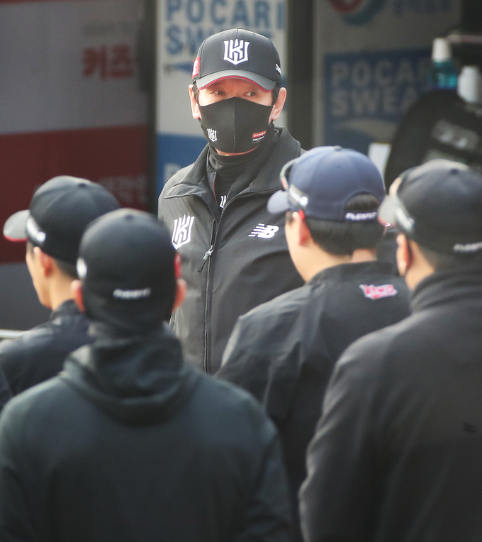 창단 후 첫 프로야구 정규시즌 우승을 차지한 kt wiz 이강철 감독이 3일 오후 경기도 수원 kt wiz파크에서 한국시리즈를 대비한 훈련에 앞서 선수단과 이야기를 나누고 있다. (사진=연합뉴스 제공)