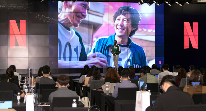 딘 가필드 넷플릭스 정책총괄 부사장이 4일 서울 종로구 JW메리어트 동대문 스퀘어 서울 호텔에서 열린 미디어 오픈 토크에서 인사말 하고 있다. 그는 이 자리에서 “‘오징어 게임’에서 심금을 울린 한 가지는 바로 ‘깐부’라는 아름다운 단어였다. 한국의 창작자들, 네트워크 사업자 등과 ‘깐부’ 파트너십을 맺고 싶다”고 발언했다. (사진=연합뉴스)