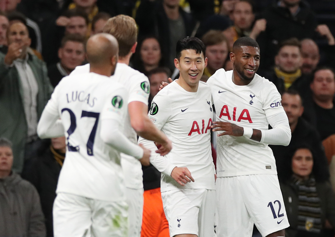 4일(현지시간) 영국 런던의 토트넘 홋스퍼 스타디움에서 열린 유럽축구연맹(UEFA) 유로파 콘퍼런스리그 조별리그 G조 4차전 토트넘 홋스퍼(잉글랜드) 대 피테서(네덜란드)의 경기에서 토트넘의 손흥민(가운데·29)이 선제골을 넣은 뒤 동료들과 환호하고 있다. 손흥민은 이날 시즌 5호 골을 기록, 새로 부임한 안토니오 콘테(52·이탈리아) 감독에게 첫 골을 안기며 팀의 3-2 승리에 앞장섰다. (사진=런던 로이터/연합뉴스 제공)