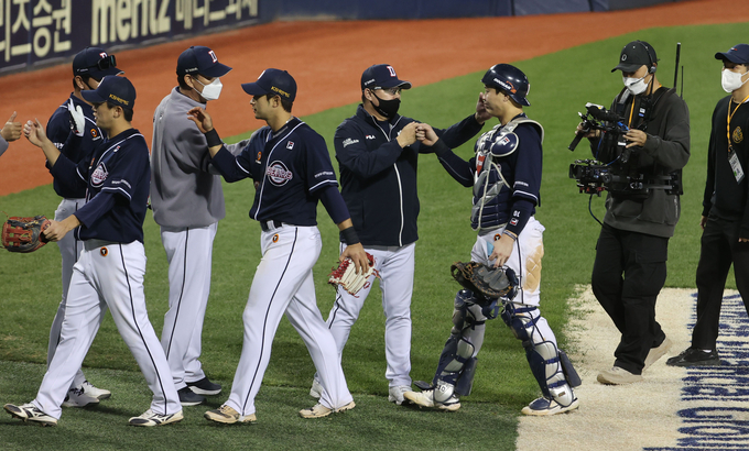 지난 7일 서울 잠실야구장에서 열린 2021 프로야구 KBO 포스트시즌 준플레이오프 3차전 두산 베어스와 LG 트윈스의 경기. 10-3로 승리한 두산 선수들이 기쁨을 나누고 있다. (사진=연합뉴스)