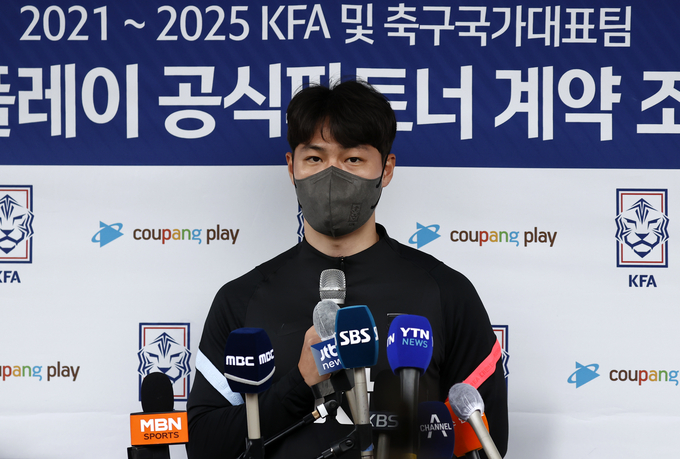 <strong>김건희 ‘꿈꿔왔던 자리’.</strong> 대한민국 축구 국가대표 김건희가 2022 FIFA 카타르 월드컵 아시아 최종예선을 앞두고 8일 경기 파주트레이닝센터(NFC)에서 열린 소집훈련에 앞서 인터뷰를 하고 있다. (사진=연합뉴스)