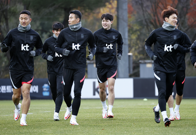 축구 대표팀에 첫 발탁된 김건희(왼쪽 네번째가) 2022 FIFA 카타르 월드컵 아시아 최종예선을 앞두고 지난 8일 파주트레이닝센터(NFC)에서 열린 소집훈련에서 밝은 표정으로 몸을 풀고 있다. (사진=연합뉴스 제공)