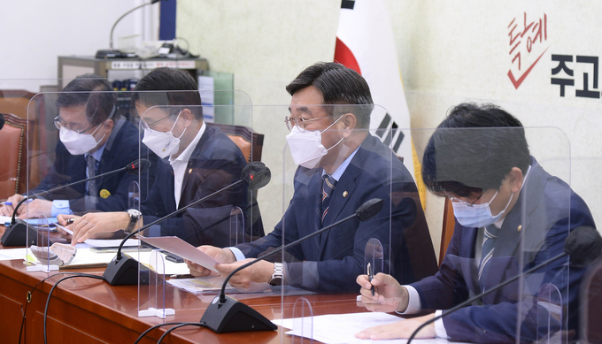 원내대책회의에서 발언하는 윤호중 원내대표 (사진 = 연합뉴스 제공)
