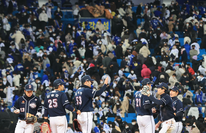 9일 대구 삼성라이온즈파크에서 열린 2021 프로야구 KBO 포스트시즌 플레이오프 1차전 삼성 라이온즈와 두산 베어스의 경기. 6-4로 승리한 두산 베어스 선수들이 환호하고 있다. (사진=연합뉴스 제공)