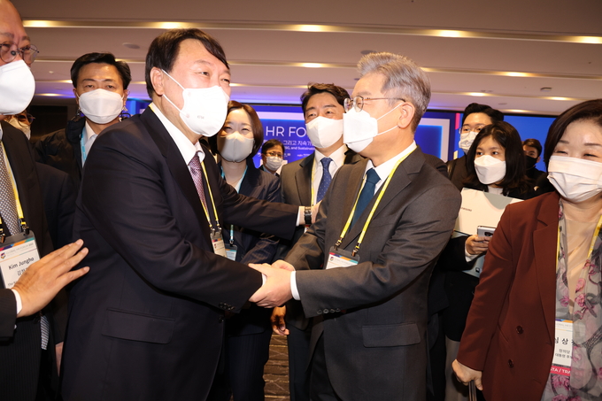 악수하는 이재명과 윤석열 (사진 = 연합뉴스 제공)