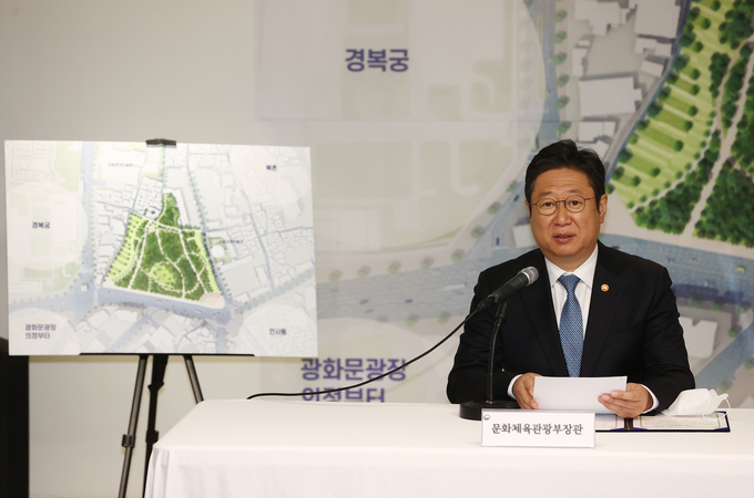 10일 종로구 서울공예박물관에서 열린 '가칭 이건희 기증관 건립을 위한 업무협약식'에서 황희 문화체육관광부 장관이 발언을 하고 있다. (사진=연합뉴스)