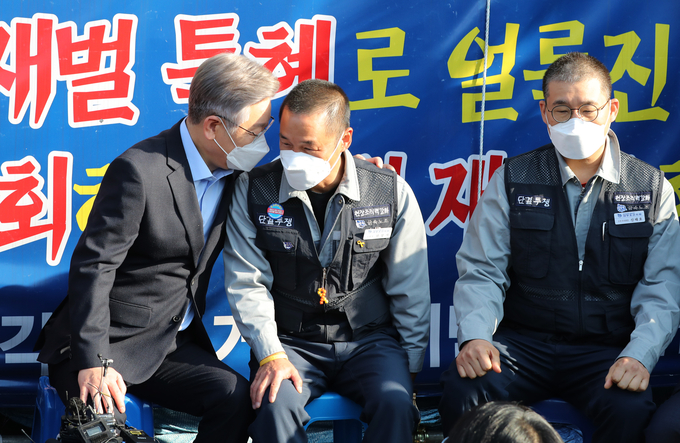 대우조선소 노조위원장과 대화하는 이재명 대선후보 (사진 = 연합뉴스 제공)