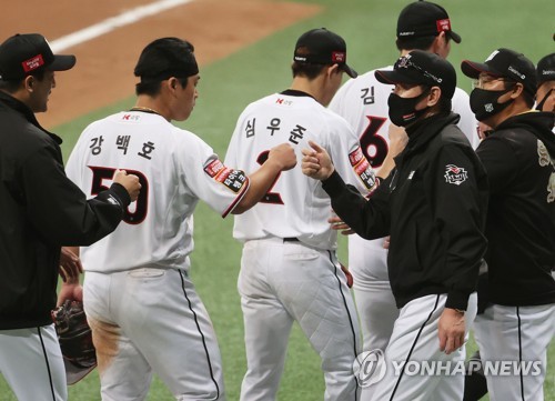 14일 오후 서울 구로구 고척스카이돔에서 열린 2021 프로야구 포스트시즌 한국시리즈 1차전 두산 베어스와 kt wiz의 경기. 4-2로 승리한 KT 위즈 선수들이 이강철 감독과 주먹을 맞대고 있다. (사진=연합뉴스)