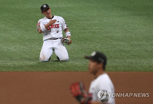 15일 오후 서울 구로구 고척스카이돔에서 열린 2021 프로야구 포스트시즌 한국시리즈 2차전 두산 베어스와 kt wiz의 경기. 1회초 무사 1, 2루 상황에서 kt 박경수가 다이빙캐치를 잡은 뒤 기뻐하고 있다. (사진=연합뉴스)