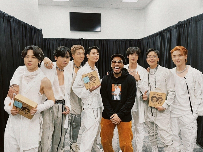 BTS와 실크 소닉(Silk Sonic)의 앤더슨 팩이 27일(현지시간) 미국 로스앤젤레스(LA) 소파이 스타디움에서 2년 만에 개최된 방탄소년단(BTS)의 첫 대면 콘서트 대기실에서 함께 사진을 찍고 있다. (사진=BTS 공식 트위터 제공)