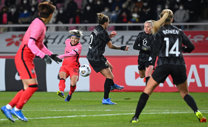 30일 경기도 고양종합운동장에서 열린 여자 축구 한국과 뉴질랜드의 친선경기 2차전에서 한국 지소연이 중거리 슛을 쏘고 있다. (사진=연합뉴스)