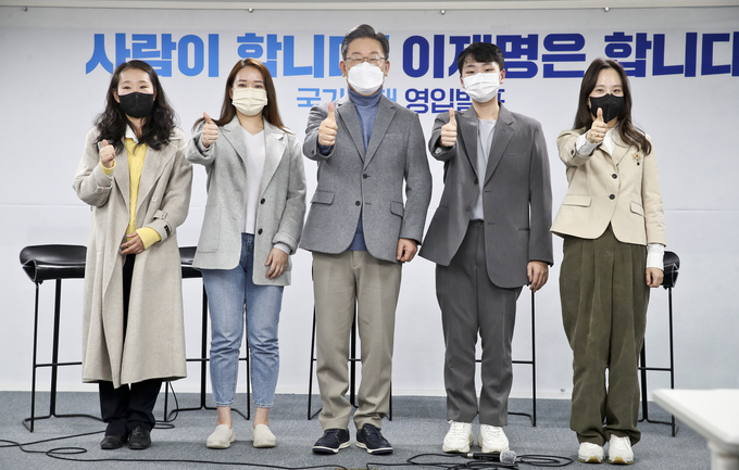 더불어민주당 이재명 대선 후보가 1일 서울 여의도 더불어민주당사에서 열린 이재명 캠프 MZ 세대 청년 과학인재 4명 인재영입발표에서 영입인재들과 포즈를 취하고 있다. 왼쪽부터 송민령 뇌과학자, 최예림 딥러닝 인공지능 연구자, 이 후보, 김윤기 AI 개발자, 김윤이 데이터전문가. (사진=연합뉴스/국회사진기자단)