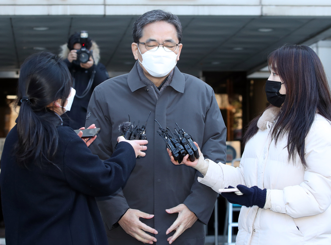 특정경제범죄 처벌법상 알선수재 혐의를 받는 곽상도 전 의원이 구속영장실질심사를 받기 위해 1일 서울중앙지법에 출석했다. (사진=연합뉴스 제공)