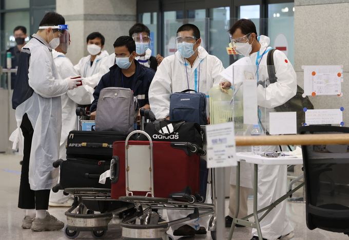 2일 인천국제공항 모습. '오미크론 추가 유입을 막기 위해' 3일부터 16일까지 2주 동안 모든 입국자에 대한 격리가 이뤄진다. ( 사진 = 연합뉴스 제공 )