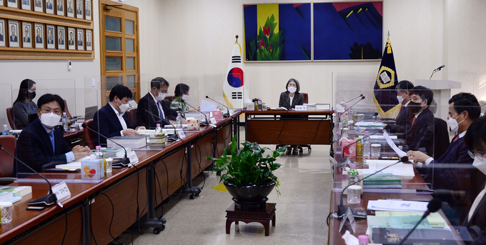 지난 6일 오후 서울 서초구 대법원에서 열린 위원회 제113차 전체 회의를 진행하고 있는 김영란(가운데) 양형위원회 위원장. (사진=연합뉴스)