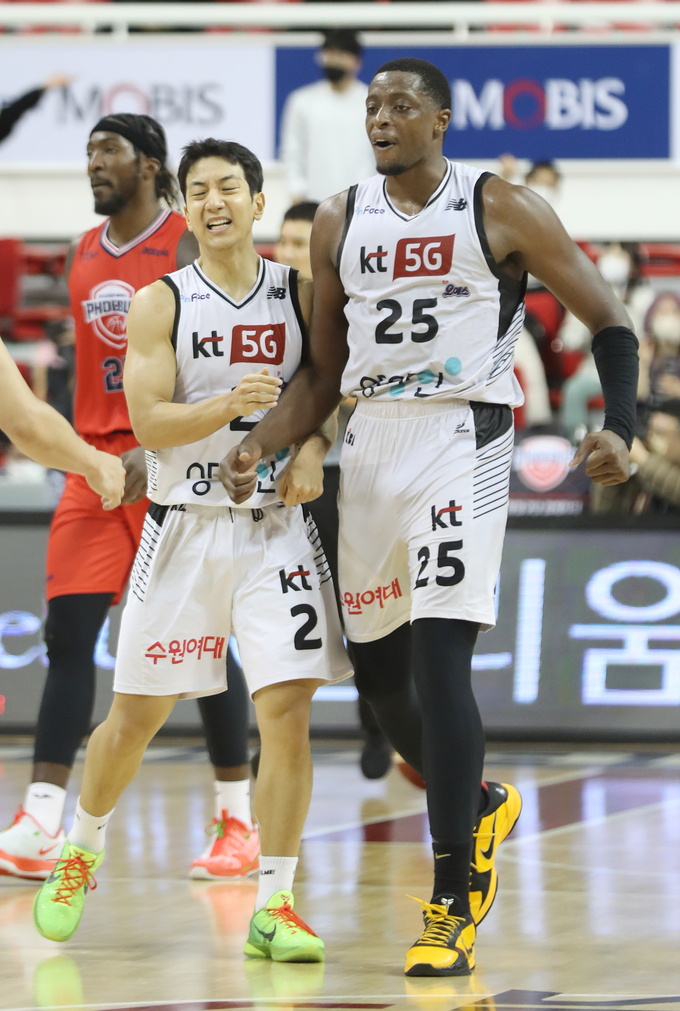 6일 울산 동천체육관에서 열린 2021-2022 KGC 인삼공사 정관장 프로농구 울산 현대모비스 대 수원 KT의 경기에서 KT 라렌이 4쿼터 후반 역전 골을 넣은 후 허훈과 기뻐하고 있다. (사진=연합뉴스) 