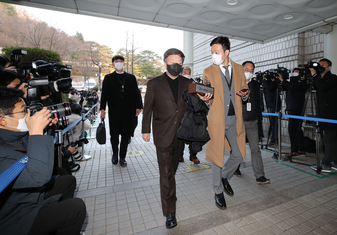 세무조사를 무마해주겠다며 사업가에게서 뒷돈을 받고 브로커 역할을 한 혐의를 받는 윤우진 전 용산세무서장이 7일 오전 구속 전 피의자 심문(영장실질심사)을 받기 위해 서울 서초구 서울중앙지법에 출석하고 있다. (사진=연합뉴스)