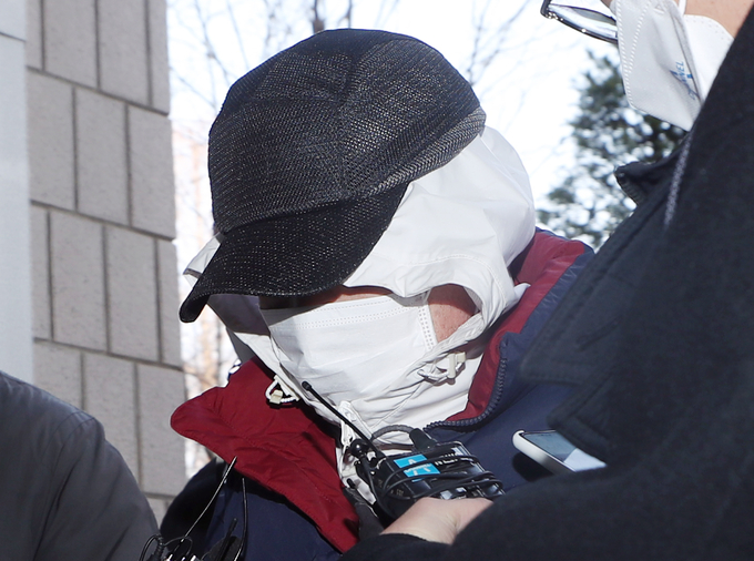 50대 여성을 살해한 뒤 공범까지 살해한 피의자가 구속영장 실질심사를 위해 7일 오후 인천지법에 출석했다. ( 사진 = 연합뉴스 제공 )