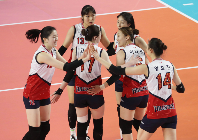 7일 오후 경북 김천체육관에서 열린 프로배구 도드람 2021-2022 V리그 현대건설 힐스테이트와 한국도로공사의 경기에서 현대건설 선수들이 득점에 성공 후 기뻐하고 있다. (사진=연합뉴스)