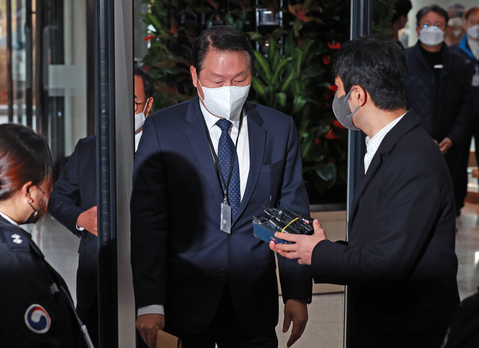 15일 오전 정부세종청사 세종심판정에 출석하는 최태원 SK그룹 회장의 모습. (사진=연합뉴스)