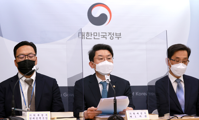 정부가 20일 '2022년도 경제정책방향'을 발표 자리에서 내년 물가 상승률 전망치를 2.2%로 제시했다. (사진=연합뉴스 제공)