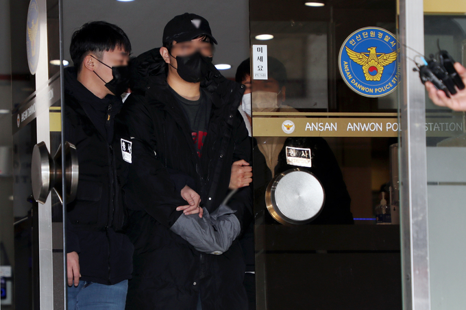 아동 성범죄자 조두순(69)의 집에 들어간 뒤 조씨를 둔기로 폭행해 현행범 체포된 A(21)씨가 지난 18일 오후 구속 전 피의자 심문을 받기 위해 안산단원경찰서를 나서고 있다. (사진=연합뉴스)