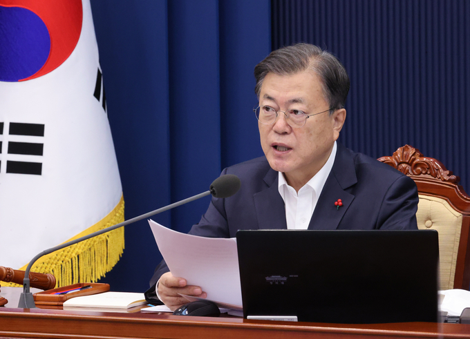 문재인 대통령이 21일 청와대 여민관에서 열린 영상국무회의에서 발언하고 있다. (사진=연합뉴스)