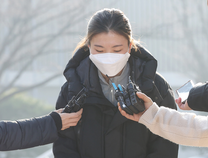 쇼트트랙 여자 대표팀 심석희가 21일 오후 서울 송파구 올림픽공원 대한빙상경기연맹에서 열린 스포츠공정위원회(상벌위원회)에 출석하기 전 고개숙여 인사하고 있다. 연맹 공정위는 심석희의 2018 평창동계올림픽 당시 모바일 메신저를 이용한 코치 욕설 및 비하 행위에 관해 징계 수준을 정할 예정이다. 이날 회의 결과에 따라 2022 베이징동계올림픽 출전 여부가 결정된다. (사진=연합뉴스)