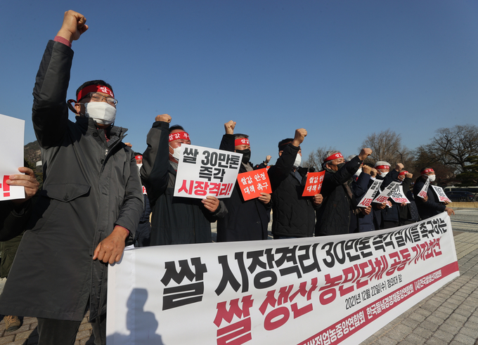 농민들이 아스팔트 위로 나서며 부르짖은 ‘쌀 시장 격리‘ 요구에 정부가 응답했다. 정부와 여당은 28일 올해 쌀 20만t을 시장 격리하기로 결정했다. 다음은 지난 22일 쌀 시장 격리를 요구하며 기자회견을 연 농민단체의 모습. (사진=연합뉴스 제공)